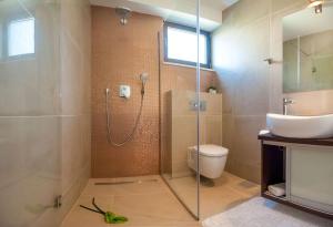 Kúpeľňa v ubytovaní Seafront Ciovo Villa Villa Trogir Deluxe Dva 6 Beautiful Bedrooms Private Pools Sea Front - Sauna