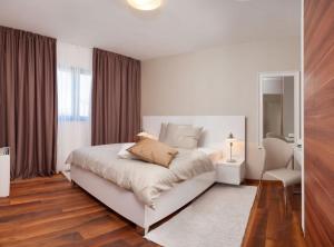 Posteľ alebo postele v izbe v ubytovaní Seafront Ciovo Villa Villa Trogir Deluxe Dva 6 Beautiful Bedrooms Private Pools Sea Front - Sauna
