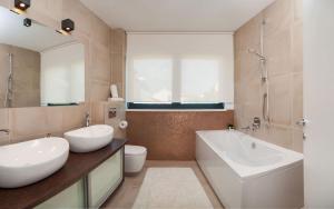 Kúpeľňa v ubytovaní Seafront Ciovo Villa Villa Trogir Deluxe Dva 6 Beautiful Bedrooms Private Pools Sea Front - Sauna