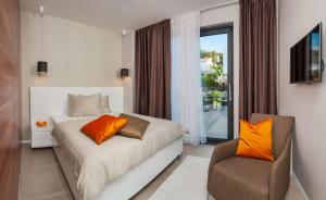 Posteľ alebo postele v izbe v ubytovaní Seafront Ciovo Villa Villa Trogir Deluxe Dva 6 Beautiful Bedrooms Private Pools Sea Front - Sauna