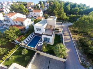 Bazén v ubytovaní Seafront Ciovo Villa Villa Trogir Deluxe Dva 6 Beautiful Bedrooms Private Pools Sea Front - Sauna alebo v jeho blízkosti