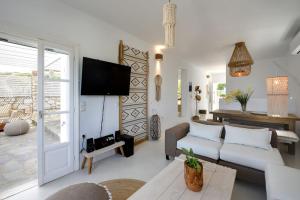 TV/trung tâm giải trí tại Platinum Paros Villa Villa Zefyros 4 Bedroom Villa Private Pool & Amazing Sea Views Ambelas