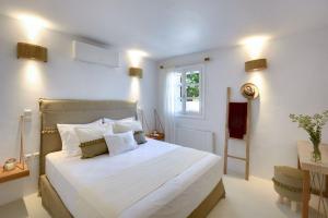 Giường trong phòng chung tại Platinum Paros Villa Villa Zefyros 4 Bedroom Villa Private Pool & Amazing Sea Views Ambelas +23 ảnh