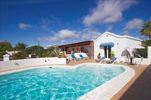 Bazén v ubytování Brilliant Puerto Del Carmen Villa Dos Piedras 4 Bedrooms Private Pool Rustic Styled Interior nebo v jeho okolí