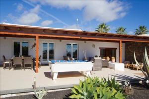 Patio nebo venkovní prostory v ubytování Brilliant Puerto Del Carmen Villa Dos Piedras 4 Bedrooms Private Pool Rustic Styled Interior