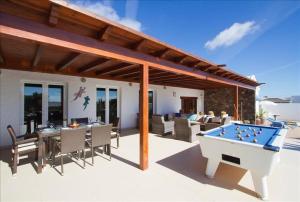 Fotografie z fotogalerie ubytování Brilliant Puerto Del Carmen Villa Dos Piedras 4 Bedrooms Private Pool Rustic Styled Interior v destinaci Tías