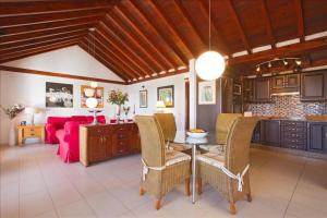 Fotografie z fotogalerie ubytování Brilliant Puerto Del Carmen Villa Dos Piedras 4 Bedrooms Private Pool Rustic Styled Interior v destinaci Tías