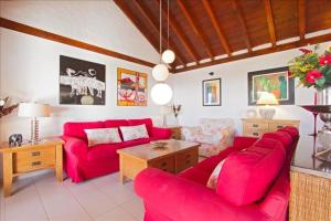 Posezení v ubytování Brilliant Puerto Del Carmen Villa Dos Piedras 4 Bedrooms Private Pool Rustic Styled Interior