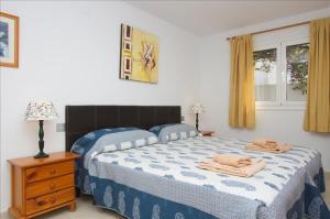 Postel nebo postele na pokoji v ubytování Brilliant Puerto Del Carmen Villa Dos Piedras 4 Bedrooms Private Pool Rustic Styled Interior