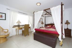 Postel nebo postele na pokoji v ubytování Brilliant Puerto Del Carmen Villa Dos Piedras 4 Bedrooms Private Pool Rustic Styled Interior