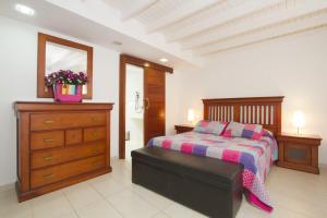 Postel nebo postele na pokoji v ubytování Brilliant Puerto Del Carmen Villa Dos Piedras 4 Bedrooms Private Pool Rustic Styled Interior + 18 fotografií