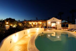 Bazén v ubytování Brilliant Puerto Del Carmen Villa Dos Piedras 4 Bedrooms Private Pool Rustic Styled Interior nebo v jeho okolí