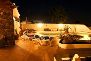 Posezení v ubytování Brilliant Puerto Del Carmen Villa Dos Piedras 4 Bedrooms Private Pool Rustic Styled Interior