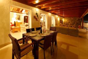 Posezení v ubytování Brilliant Puerto Del Carmen Villa Dos Piedras 4 Bedrooms Private Pool Rustic Styled Interior