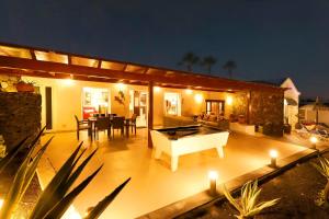 Bazén v ubytování Brilliant Puerto Del Carmen Villa Dos Piedras 4 Bedrooms Private Pool Rustic Styled Interior nebo v jeho okolí