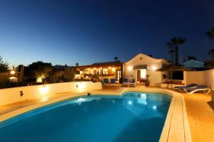 Bazén v ubytování Brilliant Puerto Del Carmen Villa Dos Piedras 4 Bedrooms Private Pool Rustic Styled Interior nebo v jeho okolí