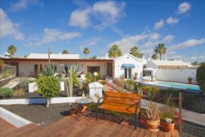 Bazén v ubytování Brilliant Puerto Del Carmen Villa Dos Piedras 4 Bedrooms Private Pool Rustic Styled Interior nebo v jeho okolí