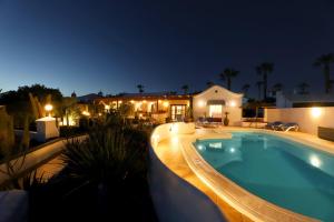 Bazén v ubytování Brilliant Puerto Del Carmen Villa Dos Piedras 4 Bedrooms Private Pool Rustic Styled Interior nebo v jeho okolí