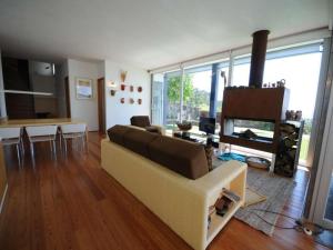 ein Wohnzimmer mit Couch und Kamin in der Unterkunft Stunning Caminha Villa 3 Bedrooms Villa Gagusta Beautiful Sea & Beach in Caminha