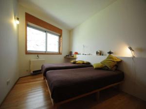 ein Schlafzimmer mit zwei Betten und einem Fenster in der Unterkunft Stunning Caminha Villa 3 Bedrooms Villa Gagusta Beautiful Sea & Beach in Caminha + 16 Fotos