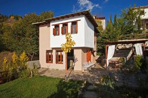 Ein Haus mit einem Haufen Bananen im Hof in der Unterkunft Great Pelion Villa Villa Dioni 2 Bedrooms Aghios Georgios in Pilion
