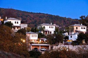 eine Gruppe von Häusern auf einem Hügel in der Nacht in der Unterkunft Great Pelion Villa Villa Dioni 2 Bedrooms Aghios Georgios in Pilion + 12 Fotos