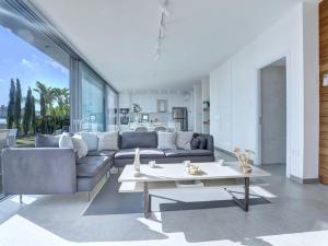 un soggiorno con un divano e un tavolo di Villa Limni Dyo - Luxurious Contemporary 3 Bedroom Villa With Sea Views And Hot Tub a Paralimni