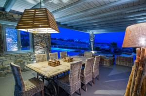 Imagine din galeria proprietății Luxury Paros Villa Superior Villa Private Pool Stunning Interior 7 Bdr Tserdakia în Kampos Paros