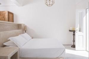a white bedroom with a bed and a lamp at Luxury Santorini Villa Pure Bliss Villa Outdoor Plunge Pool Sea & Caldera View 1 Bedroom Oia in Thólos