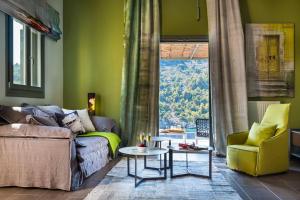 un soggiorno con un divano, un tavolo e una finestra di Exquisite Kefalonia Villa Villa Arystar 1 Bedroom Seafornt Spectacular Sea Views Private Outdoor Infinity Pool Assos ad Ásos