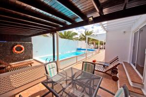 Basen w obiekcie Great Costa Teguise Home Villa Luz De La Fragata 4 Bedrooms Private Pool Central Location lub w pobliżu