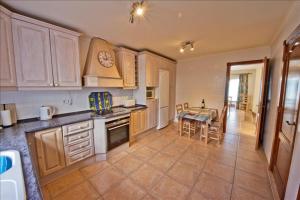 Kuchnia lub aneks kuchenny w obiekcie Great Costa Teguise Home Villa Luz De La Fragata 4 Bedrooms Private Pool Central Location