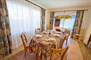 jadalnia ze stołem i widokiem na ocean w obiekcie Great Costa Teguise Home Villa Luz De La Fragata 4 Bedrooms Private Pool Central Location w Costa Teguise