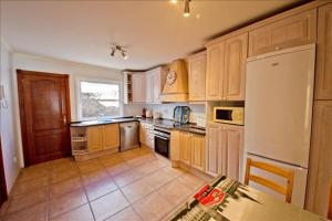Kuchnia lub aneks kuchenny w obiekcie Great Costa Teguise Home Villa Luz De La Fragata 4 Bedrooms Private Pool Central Location
