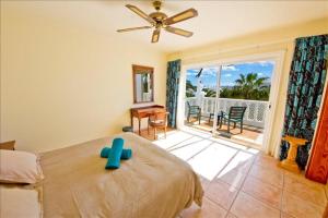 sypialnia z łóżkiem z krzyżem w obiekcie Great Costa Teguise Home Villa Luz De La Fragata 4 Bedrooms Private Pool Central Location w Costa Teguise
