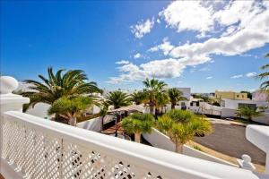 z balkonu ośrodka z palmami w obiekcie Great Costa Teguise Home Villa Luz De La Fragata 4 Bedrooms Private Pool Central Location w Costa Teguise
