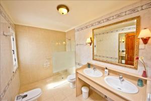 łazienka z umywalką, toaletą i lustrem w obiekcie Great Costa Teguise Home Villa Luz De La Fragata 4 Bedrooms Private Pool Central Location w Costa Teguise +16 zdjęć