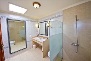 Łazienka w obiekcie Great Costa Teguise Home Villa Luz De La Fragata 4 Bedrooms Private Pool Central Location