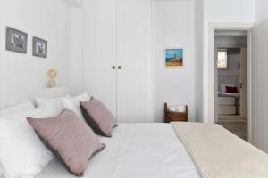 Posteľ alebo postele v izbe v ubytovaní Luxury Paros Villa Villa Ianthe Striking Beauty 4 Bedrooms Glisidia