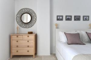 Posteľ alebo postele v izbe v ubytovaní Luxury Paros Villa Villa Ianthe Striking Beauty 4 Bedrooms Glisidia