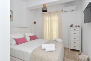 Posteľ alebo postele v izbe v ubytovaní Luxury Paros Villa Villa Ianthe Striking Beauty 4 Bedrooms Glisidia