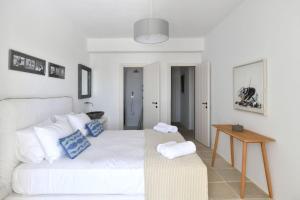 Posteľ alebo postele v izbe v ubytovaní Luxury Paros Villa Villa Ianthe Striking Beauty 4 Bedrooms Glisidia
