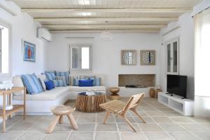 Posedenie v ubytovaní Luxury Paros Villa Villa Ianthe Striking Beauty 4 Bedrooms Glisidia