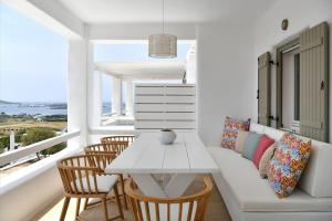 Posedenie v ubytovaní Luxury Paros Villa Villa Ianthe Striking Beauty 4 Bedrooms Glisidia