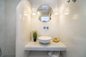 Gallery image of Beautiful Santorini Villa 2 Bedroom Villa Private Pool & Magical Sea Views in Karterados