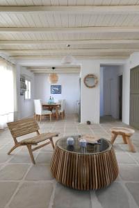 Posedenie v ubytovaní Luxury Paros Villa Villa Ianthe Striking Beauty 4 Bedrooms Glisidia