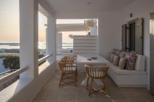 Posedenie v ubytovaní Luxury Paros Villa Villa Ianthe Striking Beauty 4 Bedrooms Glisidia