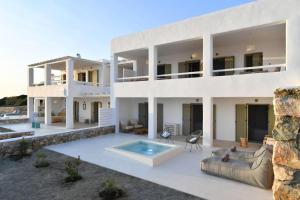 Bazén v ubytovaní Luxury Paros Villa Villa Ianthe Striking Beauty 4 Bedrooms Glisidia alebo v jeho blízkosti