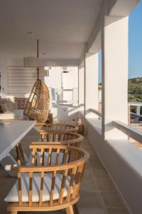 Balkón alebo terasa v ubytovaní Luxury Paros Villa Villa Ianthe Striking Beauty 4 Bedrooms Glisidia