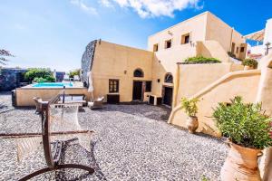 una casa con una bicicletta parcheggiata di fronte di Super Luxury Santorini Villa Mansion Kyani Private Pool 3 Bdr Megalochori a Megalochori